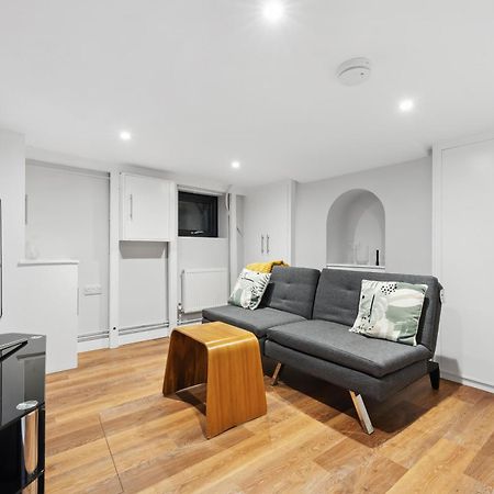 2 Bedrooms Stunning Westgate Cottage Retreat, Central Winchester, Free On-Street Parking Permit, With Garden Close To Cathedral - Sleeps 6, Pets Are Welcome, Summer Special Offer! - By Blue Puffin Stays Eksteriør bilde