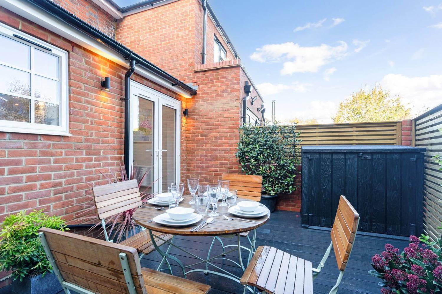 2 Bedrooms Stunning Westgate Cottage Retreat, Central Winchester, Free On-Street Parking Permit, With Garden Close To Cathedral - Sleeps 6, Pets Are Welcome, Summer Special Offer! - By Blue Puffin Stays Eksteriør bilde
