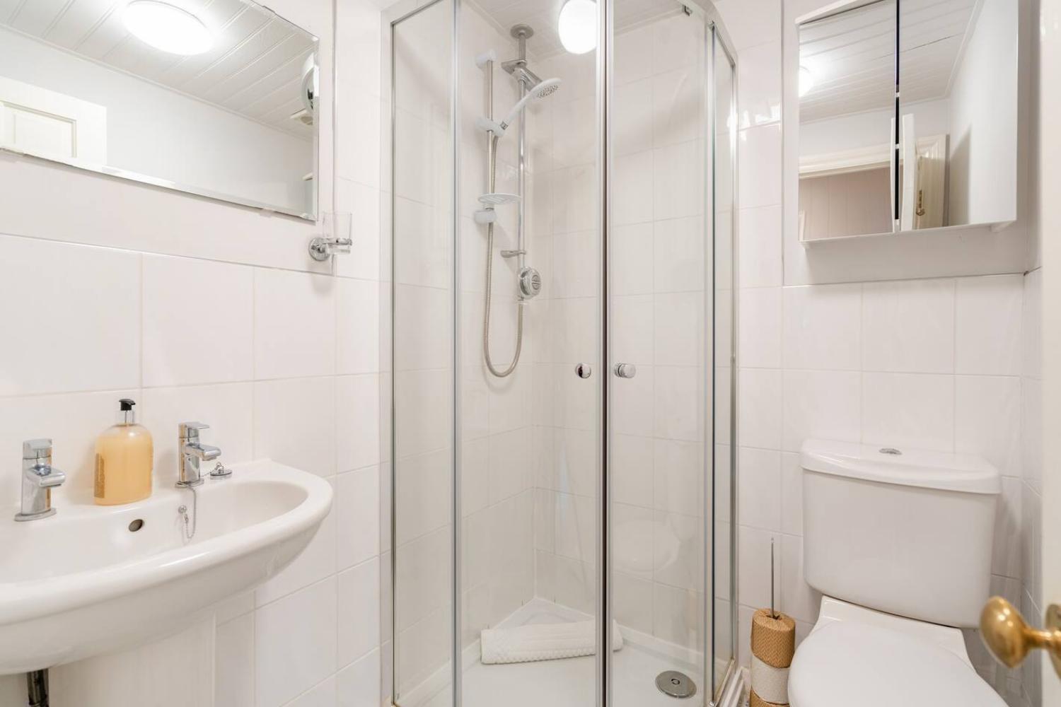 2 Bedrooms Stunning Westgate Cottage Retreat, Central Winchester, Free On-Street Parking Permit, With Garden Close To Cathedral - Sleeps 6, Pets Are Welcome, Summer Special Offer! - By Blue Puffin Stays Eksteriør bilde