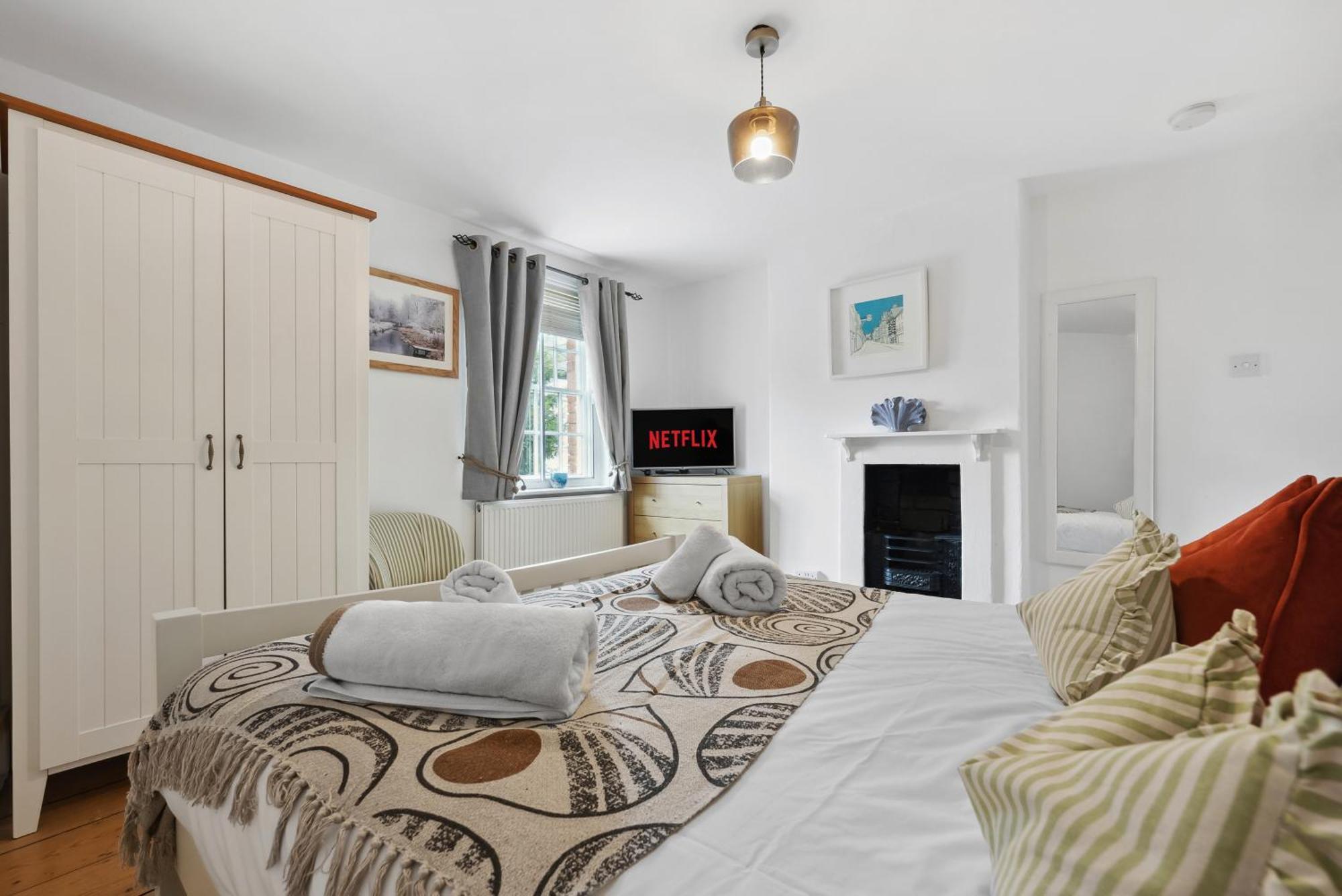 2 Bedrooms Stunning Westgate Cottage Retreat, Central Winchester, Free On-Street Parking Permit, With Garden Close To Cathedral - Sleeps 6, Pets Are Welcome, Summer Special Offer! - By Blue Puffin Stays Eksteriør bilde