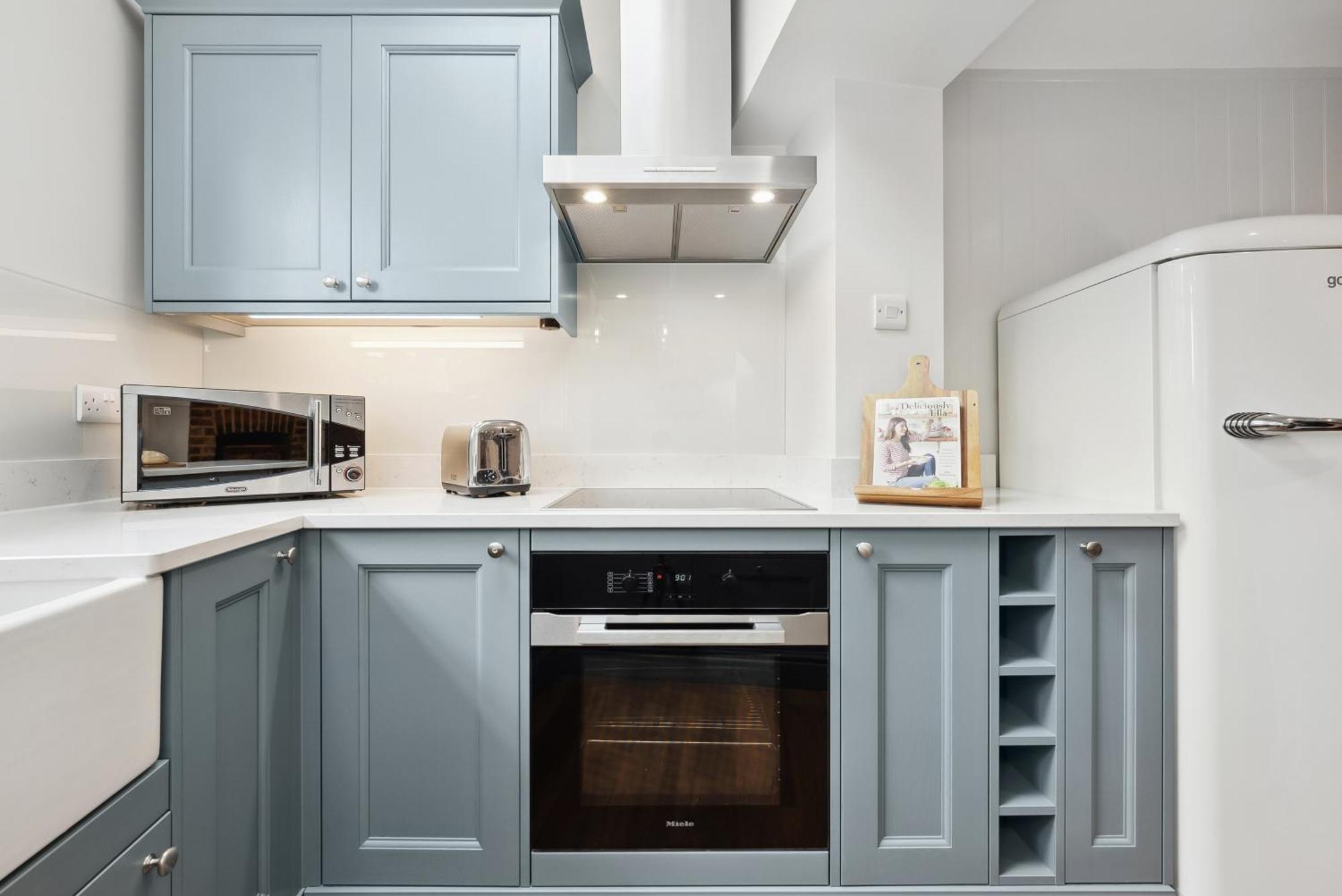 2 Bedrooms Stunning Westgate Cottage Retreat, Central Winchester, Free On-Street Parking Permit, With Garden Close To Cathedral - Sleeps 6, Pets Are Welcome, Summer Special Offer! - By Blue Puffin Stays Eksteriør bilde