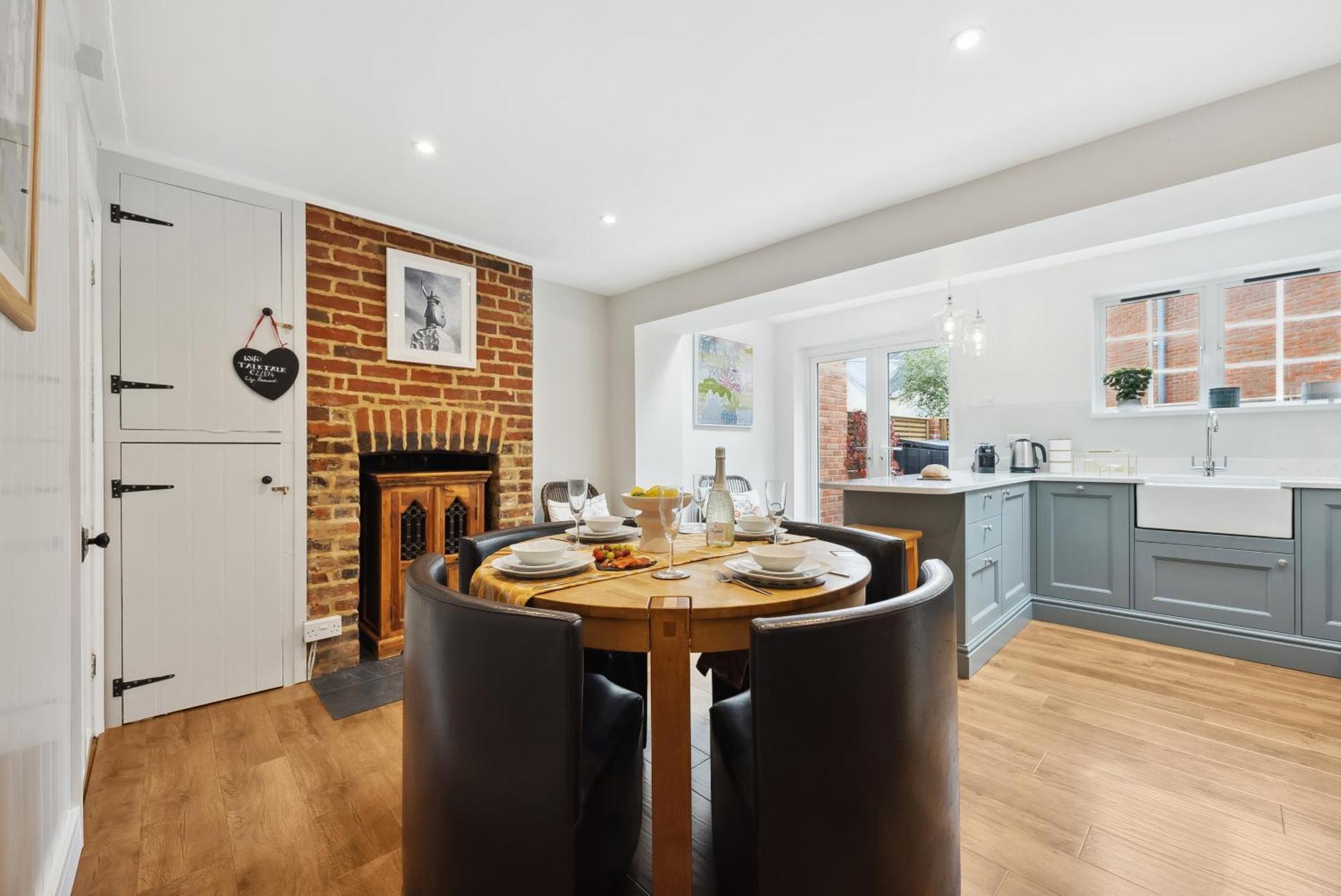 2 Bedrooms Stunning Westgate Cottage Retreat, Central Winchester, Free On-Street Parking Permit, With Garden Close To Cathedral - Sleeps 6, Pets Are Welcome, Summer Special Offer! - By Blue Puffin Stays Eksteriør bilde