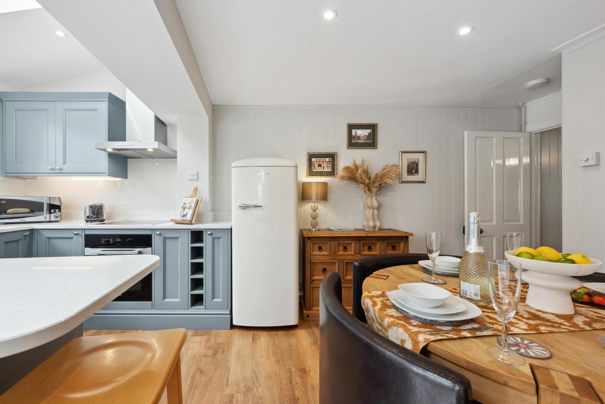 2 Bedrooms Stunning Westgate Cottage Retreat, Central Winchester, Free On-Street Parking Permit, With Garden Close To Cathedral - Sleeps 6, Pets Are Welcome, Summer Special Offer! - By Blue Puffin Stays Eksteriør bilde