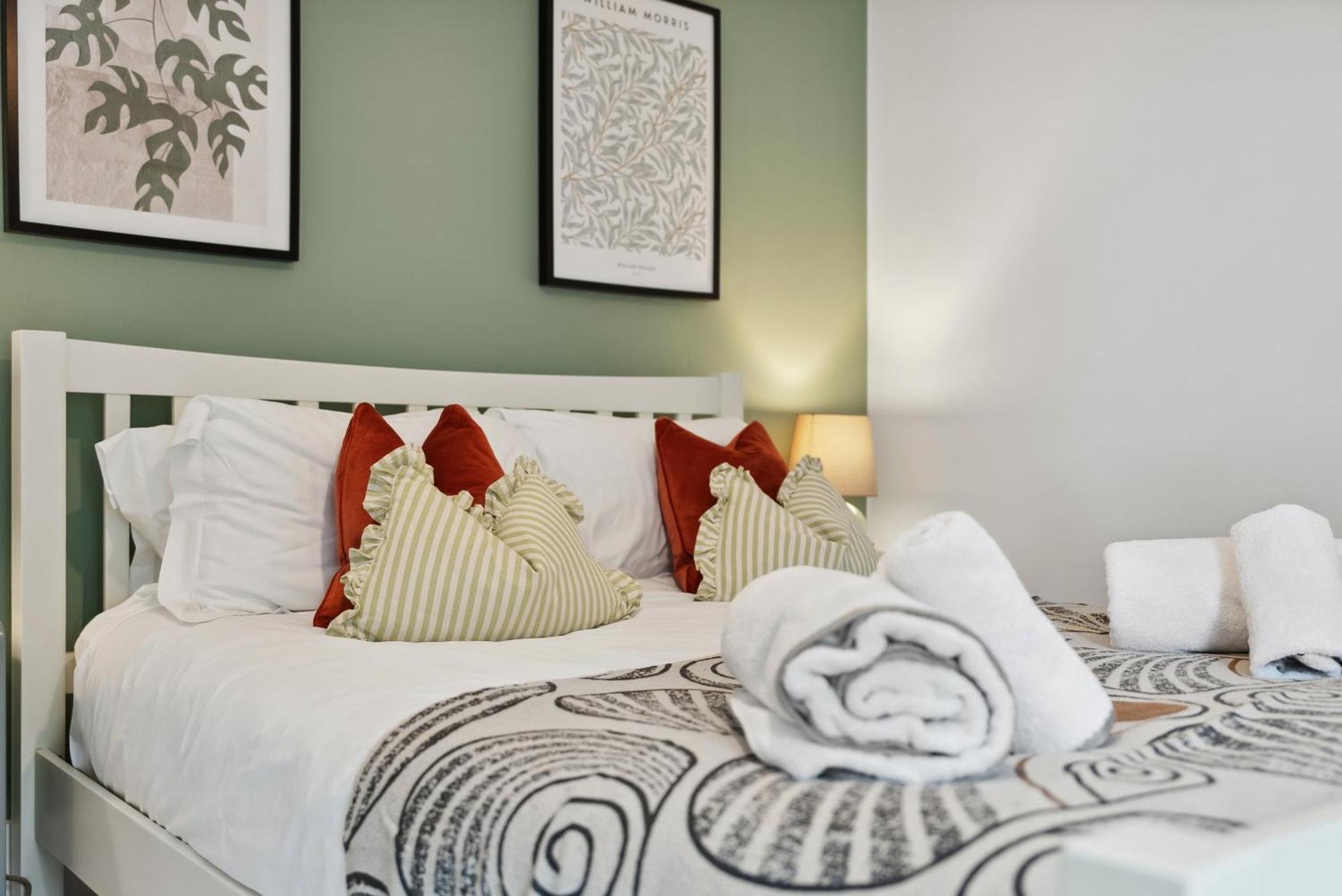2 Bedrooms Stunning Westgate Cottage Retreat, Central Winchester, Free On-Street Parking Permit, With Garden Close To Cathedral - Sleeps 6, Pets Are Welcome, Summer Special Offer! - By Blue Puffin Stays Eksteriør bilde