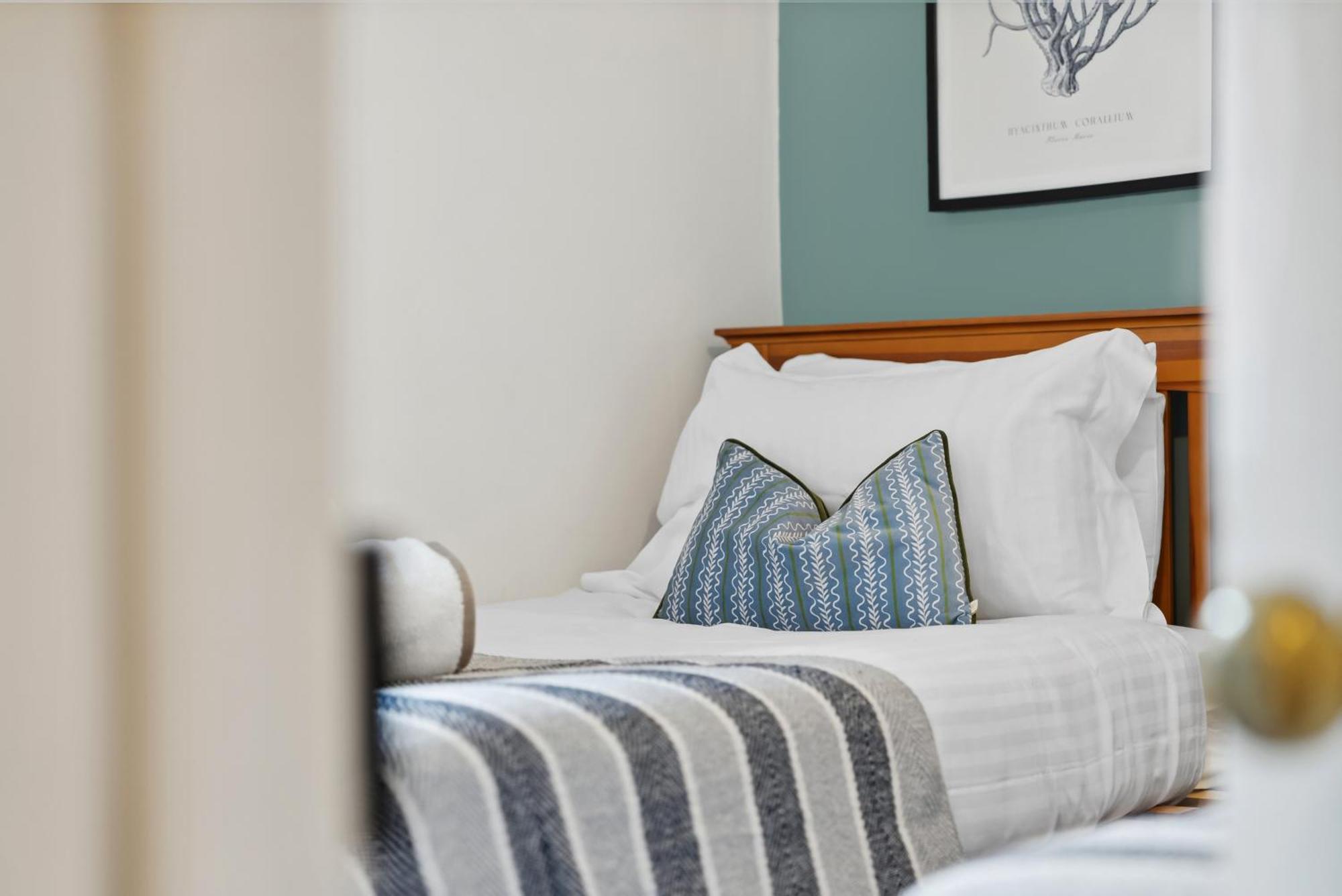 2 Bedrooms Stunning Westgate Cottage Retreat, Central Winchester, Free On-Street Parking Permit, With Garden Close To Cathedral - Sleeps 6, Pets Are Welcome, Summer Special Offer! - By Blue Puffin Stays Eksteriør bilde