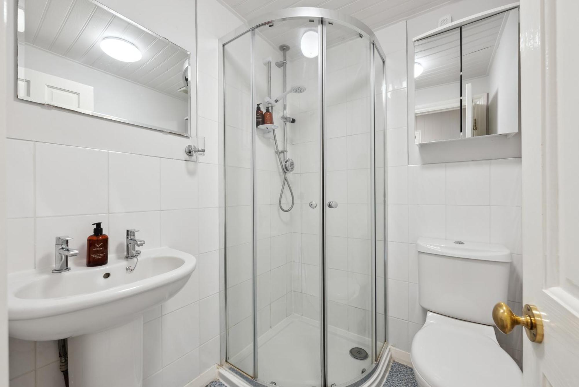 2 Bedrooms Stunning Westgate Cottage Retreat, Central Winchester, Free On-Street Parking Permit, With Garden Close To Cathedral - Sleeps 6, Pets Are Welcome, Summer Special Offer! - By Blue Puffin Stays Eksteriør bilde