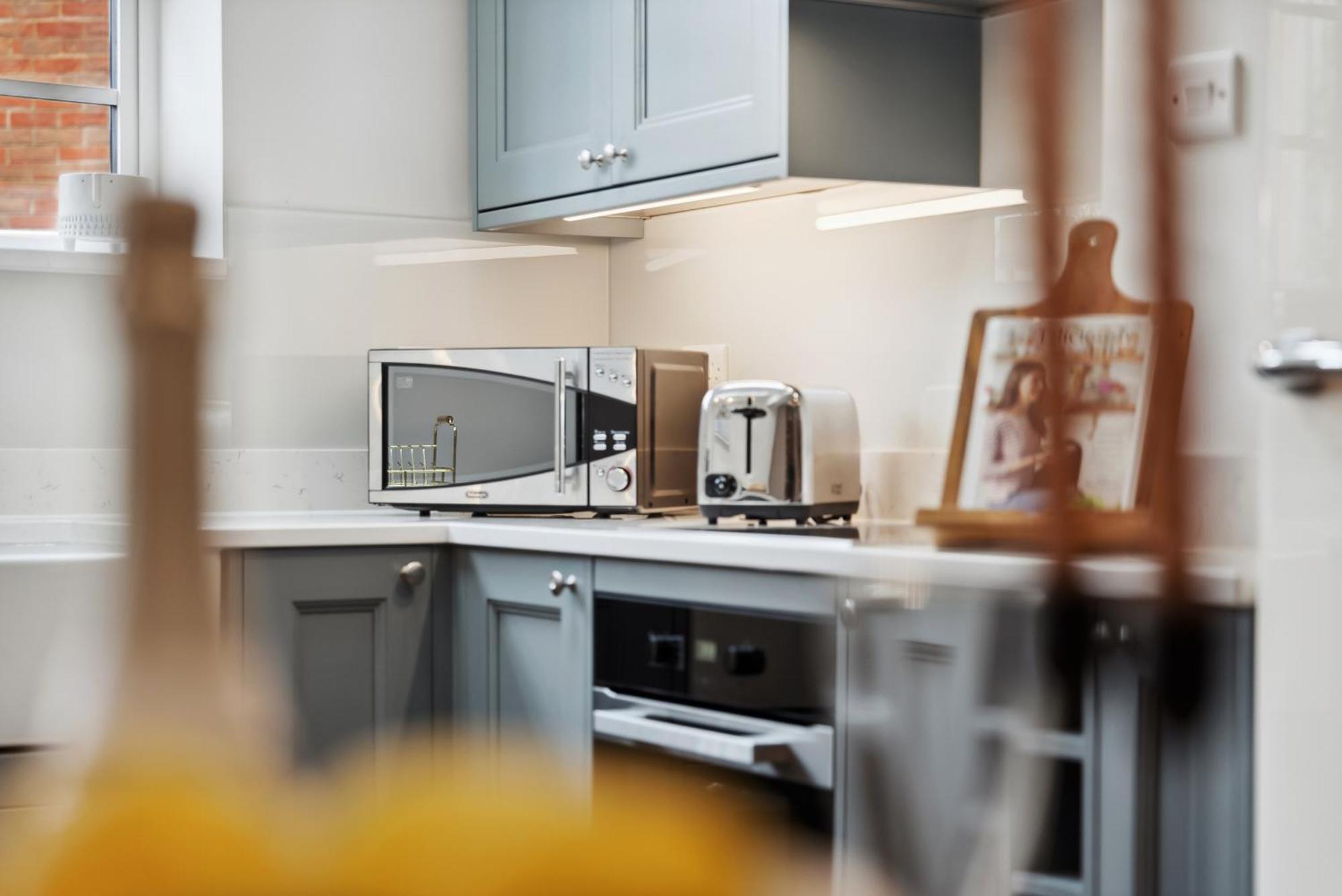2 Bedrooms Stunning Westgate Cottage Retreat, Central Winchester, Free On-Street Parking Permit, With Garden Close To Cathedral - Sleeps 6, Pets Are Welcome, Summer Special Offer! - By Blue Puffin Stays Eksteriør bilde